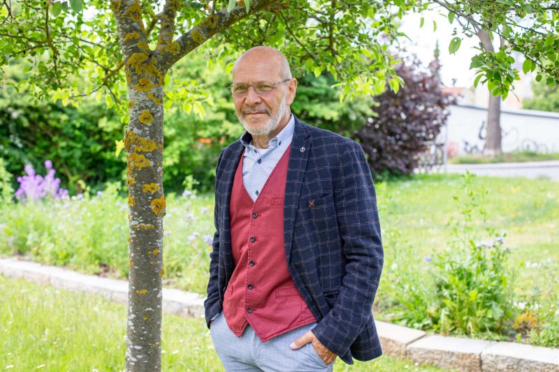 Suchtexperte, Familientherapeut und Pfarrer im Ruhestand Martin Hüfken aus Elbingerode - vor dem FreiRaum